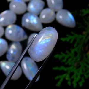 Pierres précieuses en vrac de haute qualité en pierre de lune arc-en-ciel naturelle, cabochons en pierre de lune bleue taillés en forme ovale, ronde et cœur, vente en gros - Product Image 1