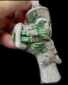 Colgante de Lujo Personalizado de Plata de Ley Bicolor con Moissanita, Diseño de Rapper de Dibujos Animados con Mano Sosteniendo Dinero, Joyería de Regalo para Él - Product Image 2