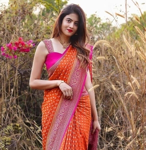 Sari traditionnel KV en soie d'art Zari orange avec bordure, et chemisier de fête réversible infroissable non cousu - Product Image 1