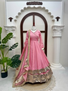 Robe Anarkali en soie organza Tabby, confectionnée à la main avec des détails en dentelle Gota Patti, avec un bas de lehenga et un dupatta. - Product Image 5