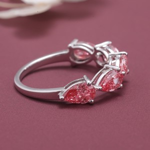 Bague en or 14 carats avec trois diamants roses certifiés IGI et coupes en forme de poire - Product Image 5