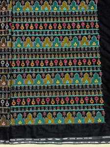Tissu en velours brodé traditionnel, base noire avec bordure géométrique florale ornée, pour caftans, vestes, robes, costumes - Product Image 2
