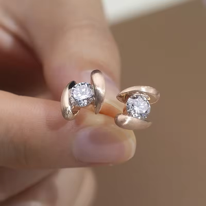 Pendientes de oro rosa con diamantes, corte brillante redondo, diseño minimalista para uso diario, joyería para mujer - Product Image 3
