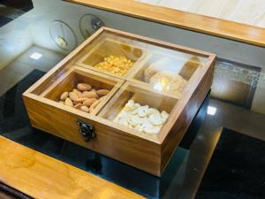 Boîte de rangement écologique en bois pour bonbons, noix et fruits secs, plateau en bambou divisé, couvercle en acrylique, présentoir de table pour Thanksgiving et Noël - Product Image 6