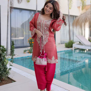 Conjunto de Kurti de viscosa bordado con mangas acampanadas, pantalones romanos y Batwa de diseñador. - Product Image 1