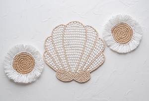 Los posavasos de macramé y ratán se pueden usar como centros de mesa para velas, flores o artículos decorativos en mesas de comedor o mesas de café. - Product Image 5