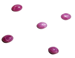 Rubis étoilé ovale 4x6 mm 0,5 carat, cabochon poli créé en laboratoire avec effet étoile à 6 branches pour la fabrication de bijoux - Product Image 1