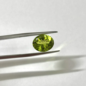 Perlas de Peridoto Verde Natural de Corte Ovalado de 8x10 mm, 2.7 Quilates con Cambio de Color para la Elaboración de Joyas - Product Image 1