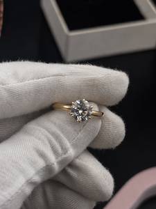 Anillo de Compromiso y Boda Clásico de Plata de Ley 925 Chapado en Oro con Circonita Redonda de Corte Brillante para Mujer - Product Image 5