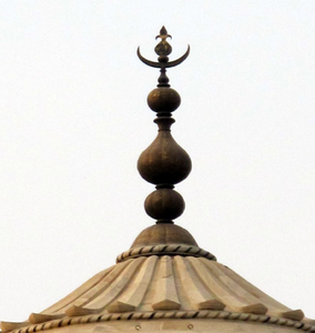 Structure de minaret de mosquée imposante en laiton, ornée d'un lune croissante brillante, disponible à prix de gros. - Product Image 5