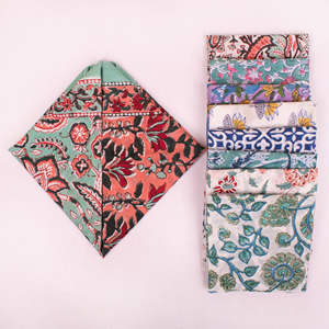 Pañuelo Cuadrado de Alta Calidad 100% Algodón Transpirable y Ecológico con Estampado Floral, para el Cuello o el Cabello, Accesorio Tradicional para el Cabello - Product Image 1