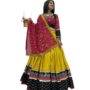 Soyez la quintessence de la finesse ethnique dans ce luxueux lehenga choli fait avec de la soie de coton scintillante style pour les mariages/puja - Product Image 1