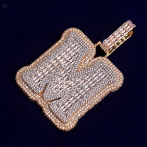 Pendentif personnalisé en moissanite taille baguette avec lettre, plaqué or 18 carats, serti en canal, style luxueux, collier avec pendentif lettre - Product Image 2