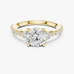 Anillo de compromiso de oro amarillo de 9K al por mayor con diamante cultivado en laboratorio de corte redondo de 1.50 quilates y tres piedras pavé con piedras laterales en forma de pera - Product Image 3