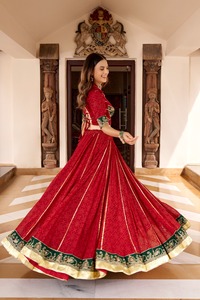 Lehenga Navratri en tissu Georgette avec imprimé Bandhej à effet feuille, dentelle à motif en relief, détails vintage et touche élégante de dentelle Gota Patti - Product Image 4