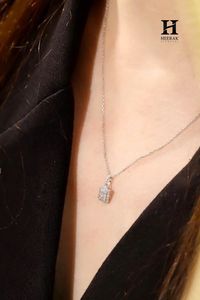 Baguette หรูหราและกลมเพชรคลัสเตอร์จี้ทอง14K เครื่องประดับที่ดี - Product Image 1