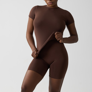 ชุดออกกำลังกายผู้หญิงแบบไร้รอยต่อ เนื้อผ้านุ่มลื่น สกรีนโลโก้ได้ตามต้องการ เสื้อแขนสั้นและกางเกงขาสั้น ชุดลำลองใส่สบายๆ อยู่บ้าน ชุดโยคะ - Product Image 3