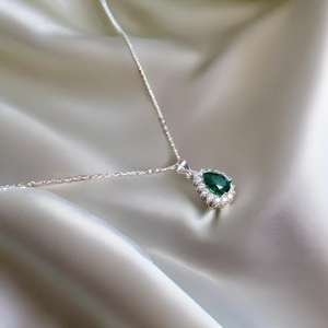 Pendentif en argent sterling avec émeraude en forme de goutte, serti de halo de zircons cubiques, bijoux en pierres précieuses faits à la main pour femmes et enfants, vente en gros - Product Image 5