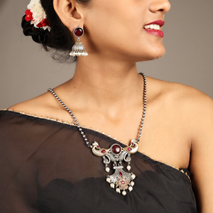 Parure de bijoux bohème pour femme, collier et boucles d'oreilles, en argent oxydé bicolore plaqué or, avec grenat et motif animal, style antique, pour mariage - Product Image 4
