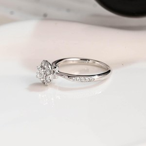 Bague en Moissanite de style floral à coupe ronde pour femme, en argent 925, cadeau de promesse raffiné pour bijoux de fête - Product Image 5