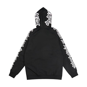 Hoodie graphique à fermeture éclair intégrale, imprimé audacieux sur les manches, style streetwear affirmé, coupe moderne et épurée, style monochrome contrasté. - Product Image 2