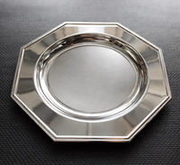 Assiette de service hexagonale classique en aluminium argenté, idéale pour la table à manger à la maison et comme base de service simple et durable.