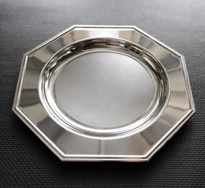 Plato de presentación hexagonal clásico de aluminio plateado, ideal para la mesa del comedor y como base de servicio simple y duradera. - Product Image 5