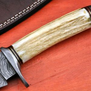 Cuchillo de Caza de Hoja Fija de Acero de Damasco Forjado a Mano con Funda de Cuero para Supervivencia al Aire Libre, Camping, Bushcraft y Uso General - Product Image 3