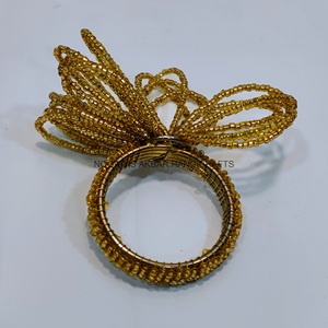 Porte-serviettes élégant doré perlé, fait main en bois et résine, idéal pour mariages et fêtes, design de table convivial - Product Image 2