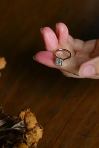 Bague de fiançailles en or jaune 14 carats avec diamant de laboratoire serti clos de 2 carats émeraude pour femme, cadeau d'anniversaire, prix de gros - Product Image 4