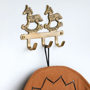 Gancho de Pared Decorativo de Metal con Forma de Caballo, Hecho a Mano en Latón Dorado, con 3 Ganchos, para Colgar Ropa - Product Image 3