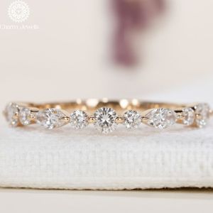 Bague de fiançailles classique pour femme Charm Jewells, trois pierres en moissanite taille coussin, monture à griffes en argent 18 carats, certifiée IGI, 3g - Product Image 5