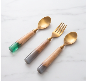 Juego de cubiertos dorados mate con mangos de madera y puntas de resina, diseño minimalista, duradero para ocasiones de boda - Product Image 3