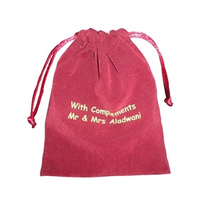 Pochette cosmétique en velours avec cordon de serrage, sac d'emballage pour bijoux, impression de logo doré personnalisée, matériau PVC et PC, fermeture élégante à cordon. - Product Image 1