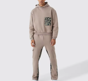 Conjunto de Sudadera con Capucha y Pantalones Cargo con Parches de Camuflaje para Hombre, Ropa Deportiva Casual de Dos Piezas, Logotipo Personalizado - Product Image 1