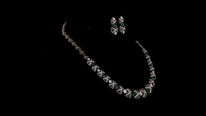 Conjunto de Collar y Aretes de Plata con Esmeralda y Diamantes de Laboratorio de Lujo |   Joyería nupcial con acabado en oro rosa |   Fabricante de Joyería de Alta Gama - Product Image 2