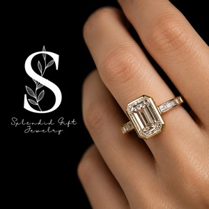 Bague de fiançailles en moissanite taille émeraude avec pierres latérales baguette, style vintage unique, bague Art Déco en moissanite. - Product Image 1