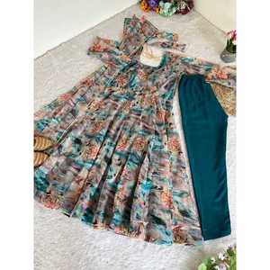 FANCY ORGANZA TABBY SEDA DIGITAL IMPRESO DE ENCAJE CON TRABAJO A MANO FONDO CON DUPATTA GRIS - Product Image 1