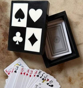 Boîte de rangement pour cartes de poker minimaliste en résine, forme rectangulaire, gravée, étui pour cartes à jouer, organisateur de jeux décoratif, design moderne - Product Image 1