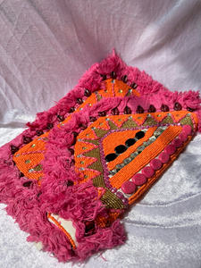 Pochette tribale perlée artisanale avec franges roses et accents de coquillages cauris, sac à main textilène bohème pour femme - Product Image 3