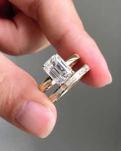 Bague surprise moderne à double bande avec diamant taille émeraude de 2,01 carats cultivé en laboratoire, en or jaune 14 carats, cadeau de mariage ou de fête pour l'amoureux - Product Image 4