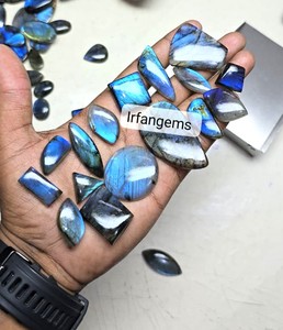Tự Nhiên <span class=keywords><strong>Labradorite</strong></span> Thạch Anh Hình Bầu Dục Cắt Lửa Màu Xanh Miễn Phí 20-40Mm Kích Thước Tất Cả Các Hình Dạng Cầu Vồng Màu Đen Rất Nhiều Đồ Trang Sức Phụ Kiện Lỏng Đá Quý - Product Image 1