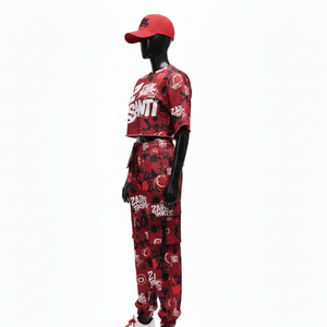 Conjunto de mujer con camiseta corta de algodón, poliéster y spandex de alta calidad y pantalones deportivos cargo con estampado urbano rojo y logotipo personalizado por sublimación. - Product Image 5