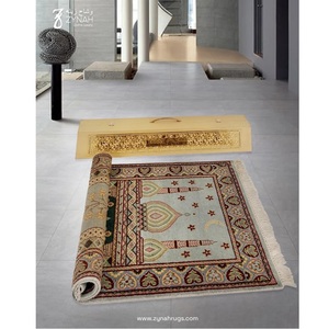Alfombra de Oración de Lana Premium Soulful Solace de Proveedor Indio, Alfombra Islámica de Diseño para Viajes, Hogar y Uso Religioso, Disponible para la Venta - Product Image 3