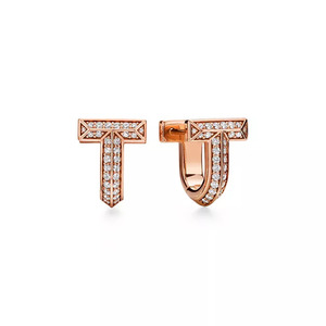 Pendientes Huggie con Forma de T Geométrica y Diamantes Redondos Cultivados en Laboratorio - Product Image 4