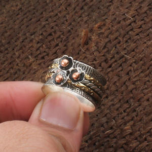 Anillo de Plata de Ley 925 para Mujer, Anillo Sencillo Apilable, Anillo de Plata Estampado, Joyería Minimalista para Uso Diario - Product Image 1