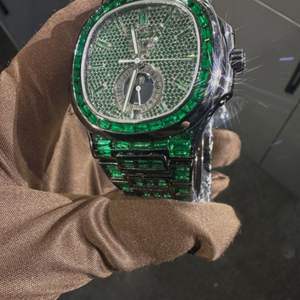 Reloj Unisex de Lujo de Alta Calidad con Diamantes Cultivados en Laboratorio, Estilo Hip Hop, Chapado en Oro y Plata, con Cuarzo, de 40 mm, de Aleación - Product Image 1