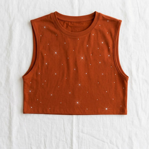 เสื้อกล้ามคริสตัลประดับเพชรระดับไฮเอนด์ สไตล์สปอร์ตแคชชวลสำหรับผู้หญิง  รับสกรีนโลโก้  เสื้อครอปวิบวับ  แฟชั่นสตรีทแวร์สำหรับงานเทศกาล - Product Image 4