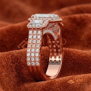 แหวนแต่งงานเพชรทรงมรกตทองคำโรสโกลด์ 14K คลาสสิก พร้อมวงแหวนสามแถวและดีไซน์เพชรทรงบาแก็ตต์ด้านข้างสำหรับผู้หญิง - Product Image 3