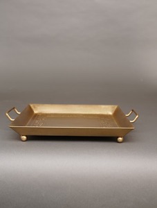 Plateau rectangulaire en métal décoratif finition laiton antique avec quatre pieds pour le service dans les hôtels et les restaurants - Product Image 6